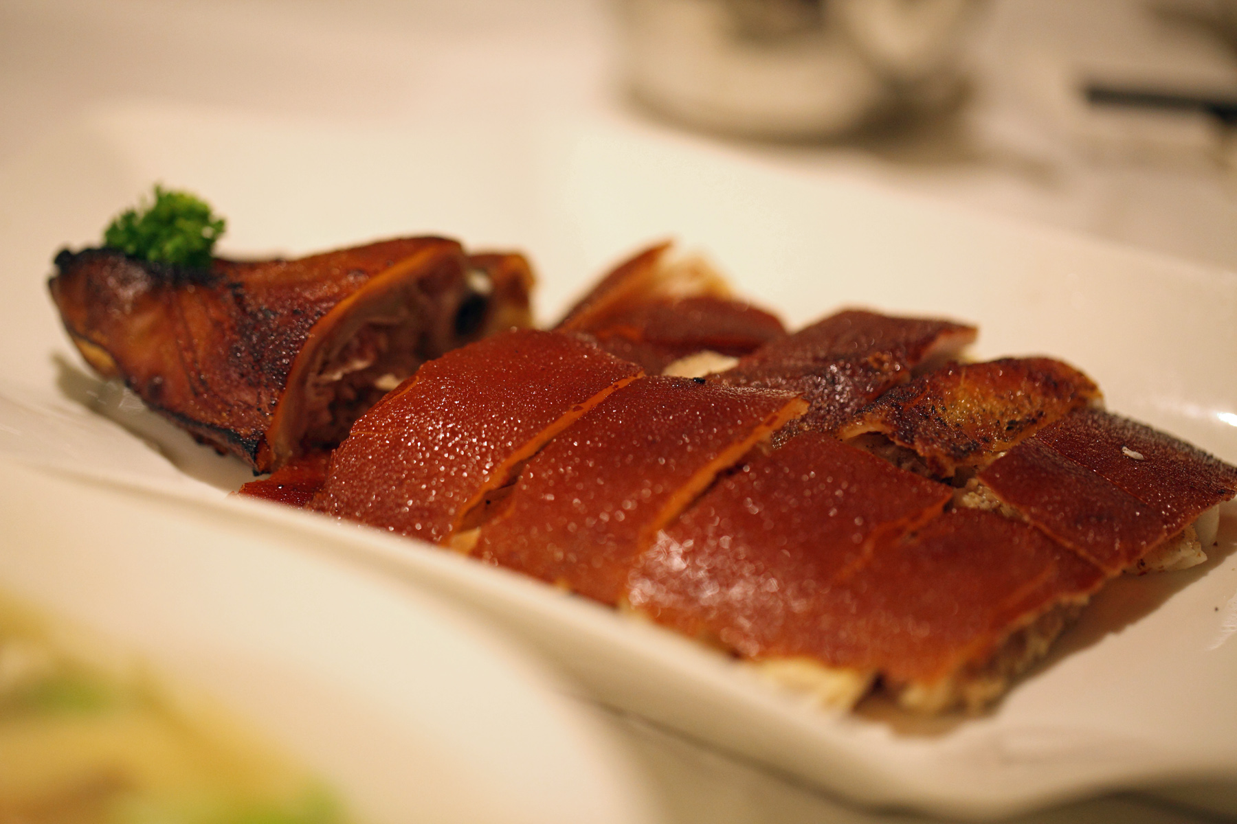 Heo sữa quay da vàng giòn rụm