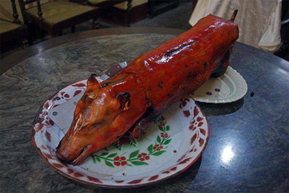Heo sữa quay nguyên con da giòn vàng óng